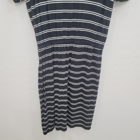 💕 Banana Republic Blouson Dress Striped Black White V-Neck Size Small Petite - Picture 10 of 12